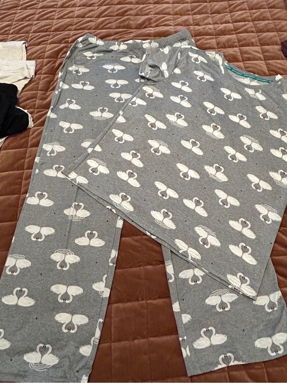 JoySpun women’s Swan print pajama set